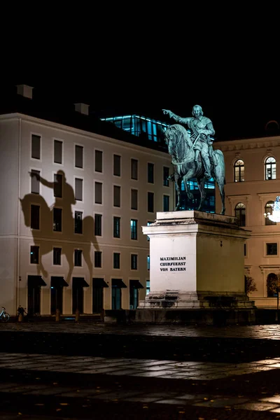 Вертикальный Снимок Статуи Максимилиана Курфюрста Баварии Сделанный Ночью — стоковое фото