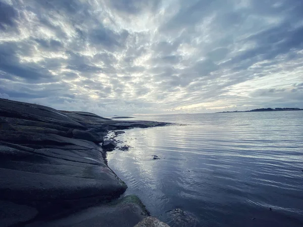 Skalnatý Břeh Obklopený Mořem Pod Zataženou Oblohou Ponurého Dne — Stock fotografie