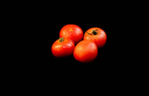 Close Quatro Tomates Maduros Isolados Fundo Preto — Fotografia de Stock