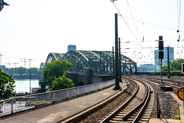 Den Berömda Hohenzollern Bridge Och Järnvägsstationen Spår Köln Tyskland Dagtid — Stockfoto