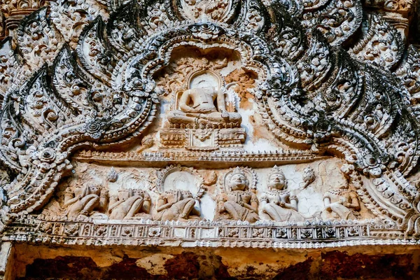 泰国一座具有宗教传统雕刻风格的古寺的特写建筑细节 — 图库照片