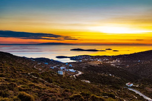 Günbatımında Yunan Cyclades Adası Andros Taki Batsi Tatil Köyünün Körfezi — Stok fotoğraf