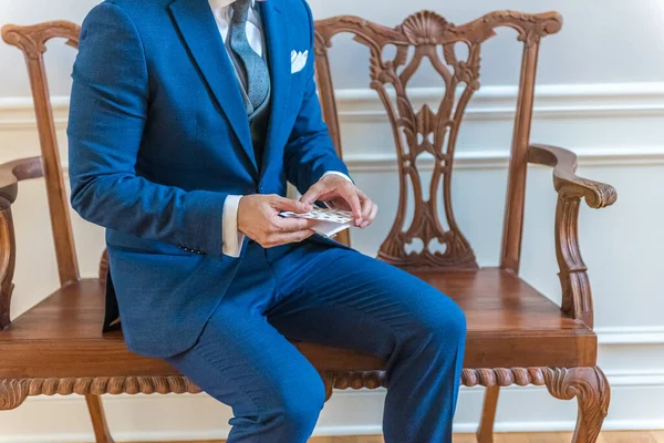 Hombre Con Traje Azul Sentado Una Silla — Foto de Stock
