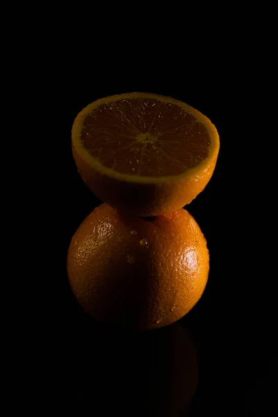 Een Verticaal Shot Van Een Doorgesneden Natte Sinaasappel Een Plakje — Stockfoto