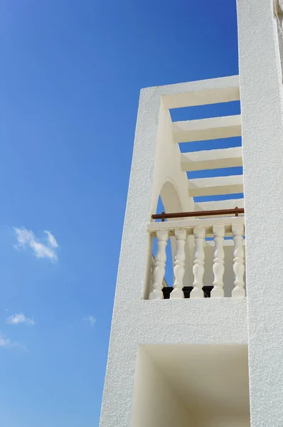 Plan Vertical Balcon Blanc Ciel Bleu Par Une Journée Ensoleillée — Photo