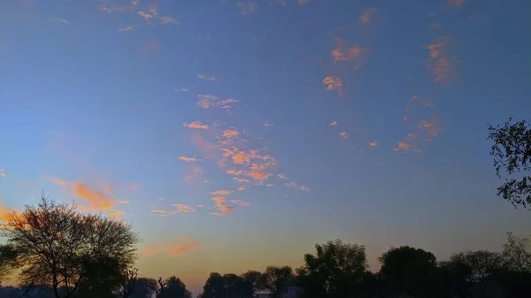 Der Blaue Himmel Mit Spärlichen Wolken Beim Sonnenuntergang Vordergrund Der — Stockfoto