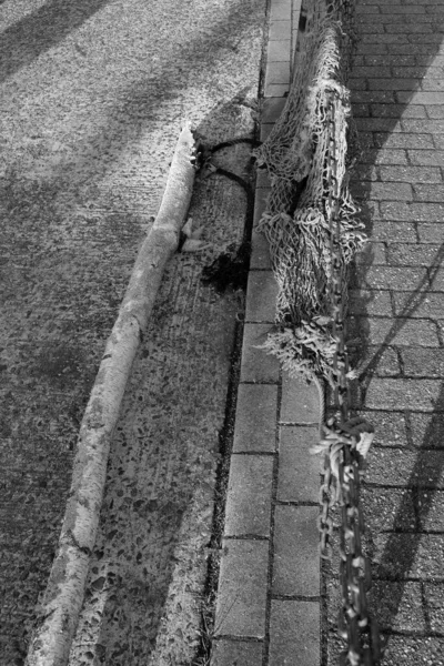 Vertical Grayscale Shot Stone Sidewalk Chains — Stock Photo, Image