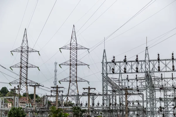 Elektriciteitsleidingen Vastgelegd Een Bewolkte Dag — Stockfoto
