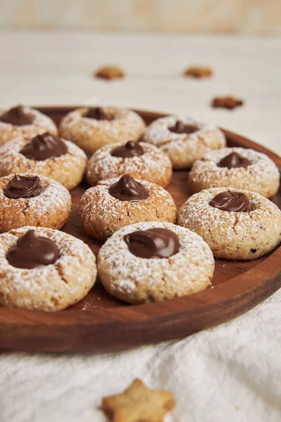 Tiro Vertical Deliciosos Biscoitos Natal Com Chocolate Uma Mesa Branca — Fotografia de Stock