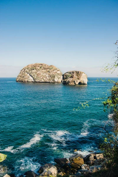 Eine Vertikale Aufnahme Von Felsformationen Der Riveria Nayarit Mexiko — Stockfoto