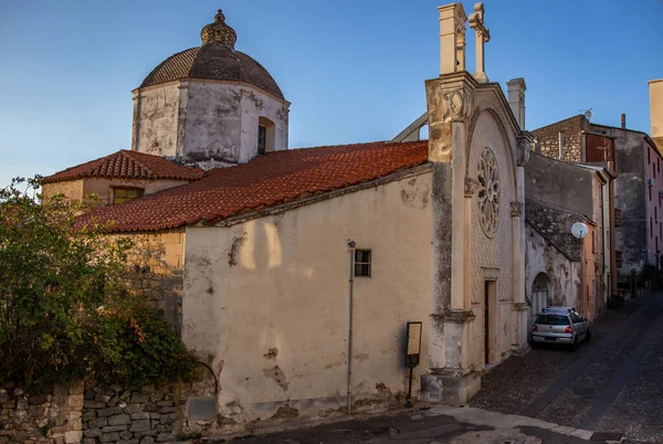 Zbliżenie Małego Kościoła Sardegna Włochy Pod Jasnym Błękitnym Niebem — Zdjęcie stockowe