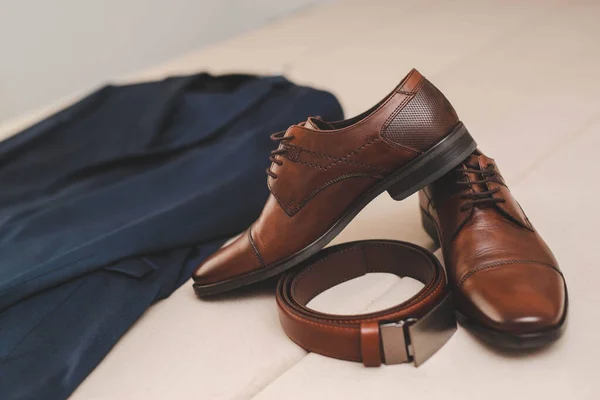 Eine Selektive Fokusaufnahme Von Eleganten Braunen Lederschuhen Und Einem Gürtel — Stockfoto