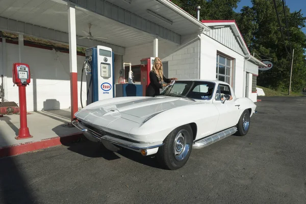 Morgantown Zjednoczone Państwa Lipca 2015 Stara Stacja Benzynowa 1967 Corvette — Zdjęcie stockowe
