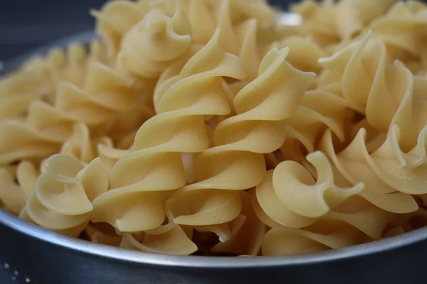 Egy Közeli Kép Nyers Friss Fusilli Tészta Egy Acél Színező — Stock Fotó