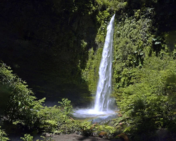 Uma Longa Exposição Tiro Uma Fina Cachoeira Com Belo Arco — Fotografia de Stock