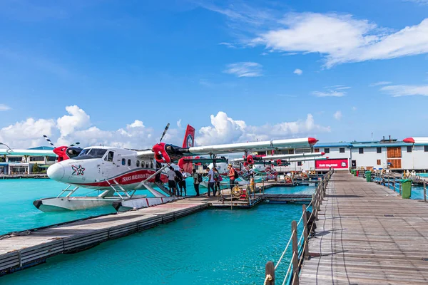 Male Maldives 2017年1月23日 在马尔代夫机场 人们登上了有美丽天空背景的停靠在船坞的海运飞机 — 图库照片