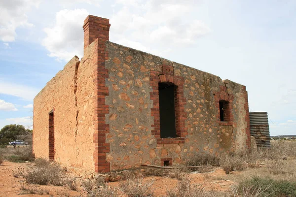 Une Maison Abandonnée Avec Des Murs Endommagés Milieu Steppe — Photo
