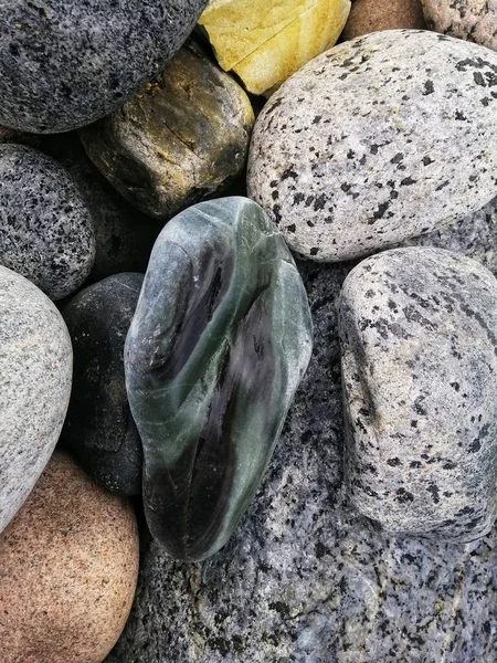 Closeup Lodret Skud Bunke Farverige Sten Molen Strand Norge - Stock-foto