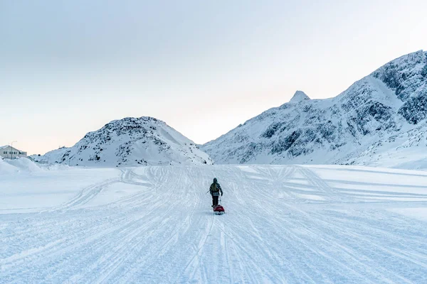 Una Hermosa Foto Snowboarder Nieve Cerca Las Montañas Deportes Invierno — Foto de Stock