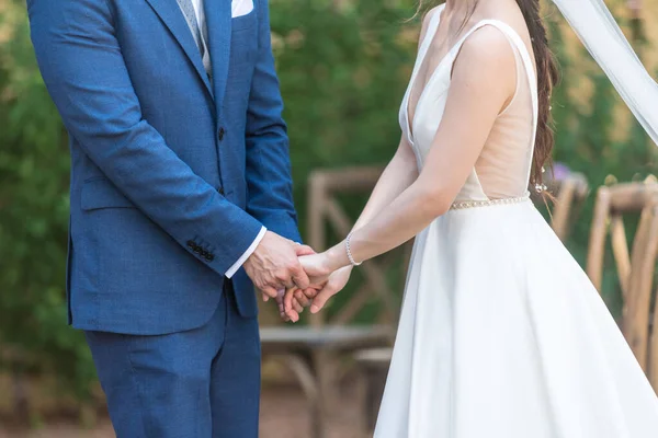 ロマンチックな花嫁と新郎が結婚式で手をつないでいる美しい景色A — ストック写真