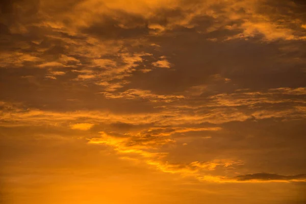 Ein Schöner Sonnenuntergang Einem Bewölkten Roten Himmel — Stockfoto