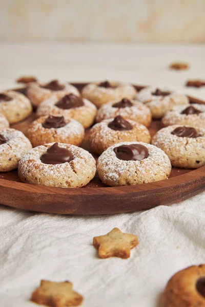 Tiro Vertical Deliciosos Biscoitos Natal Com Chocolate Uma Mesa Branca — Fotografia de Stock