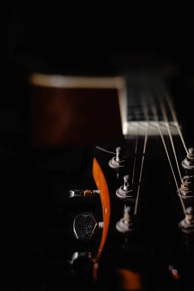 Tiro Vertical Uma Guitarra Acústica Fundo Escuro — Fotografia de Stock