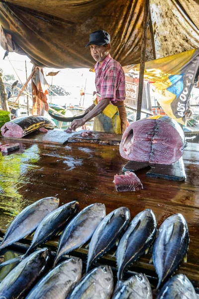 Keskin Uzun Bir Bıçakla Masada Büyük Balıkları Temizleyen Yaşlı Bir — Stok fotoğraf