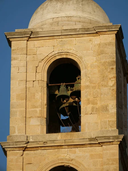 Eine Vertikale Aufnahme Von Metallglocken Einem Steinschlepper — Stockfoto