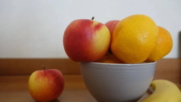 Selektivní Zaměření Detailu Jablka Pomerančů Misce Stole — Stock fotografie
