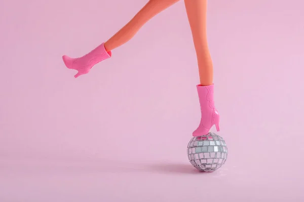 Bambola Plastica Piedi Una Piccola Palla Discoteca Uno Sfondo Rosa — Foto Stock