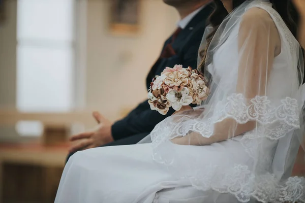 Een Close Van Een Bruid Bruidegom Die Naast Elkaar Zitten — Stockfoto