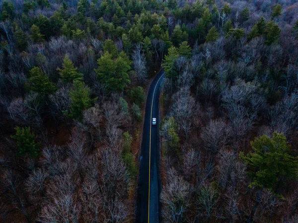 Uma Vista Aérea Carro Branco Dirigindo Por Uma Estrada Asfalto — Fotografia de Stock