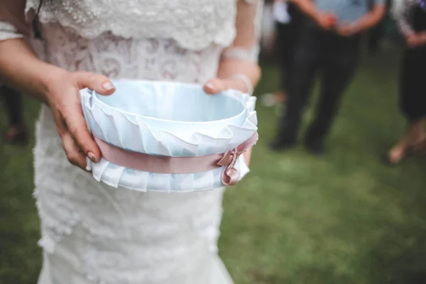 Tiro Close Uma Cesta Casamento Nas Mãos Senhora — Fotografia de Stock