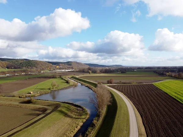 Een Luchtfoto Van Een Prachtig Land Met Landbouwvelden Onder Pluizige — Stockfoto