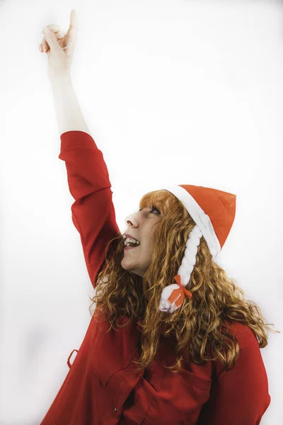 Una Joven Feliz Hembra Divertido Sombrero Santa Claus Apuntando Con — Foto de Stock