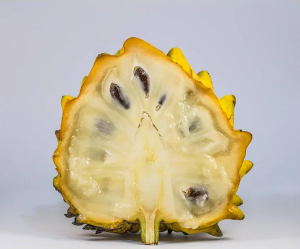 Tiro Close Uma Fruta Exótica Sugar Apple Isolado Fundo Branco — Fotografia de Stock