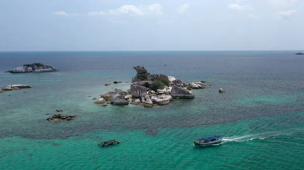 Luftaufnahme Einer Felsigen Insel Der Nähe Eines Bootes Meer — Stockfoto