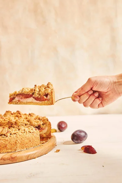 Disparo Vertical Una Mano Tomando Una Rebanada Delicioso Pastel Ciruela — Foto de Stock