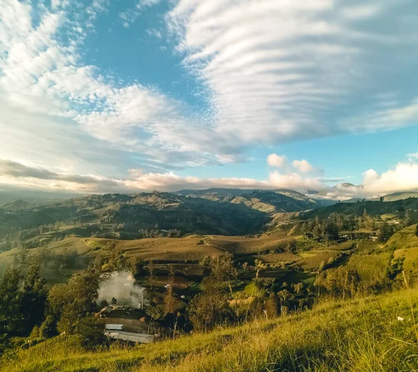 Bulutlu Bir Gökyüzünün Altında Tepeleri Yeşilliği Olan Güzel Bir Dağ — Stok fotoğraf