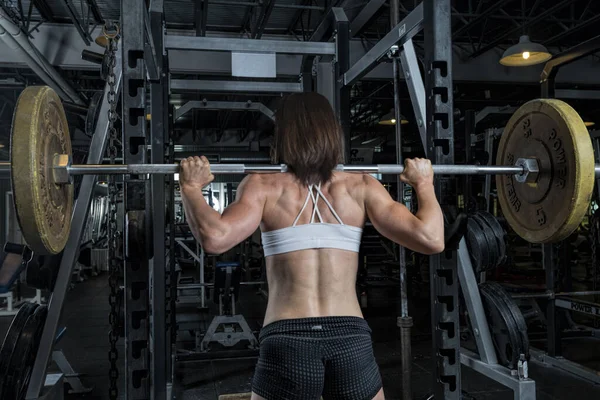 Una Hembra Atlética Sosteniendo Barra Gimnasio —  Fotos de Stock