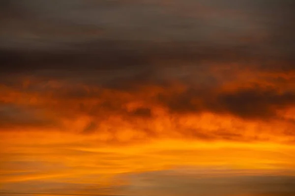 Eine Nahaufnahme Eines Schönen Dramatischen Orangen Himmels Bei Sonnenuntergang — Stockfoto