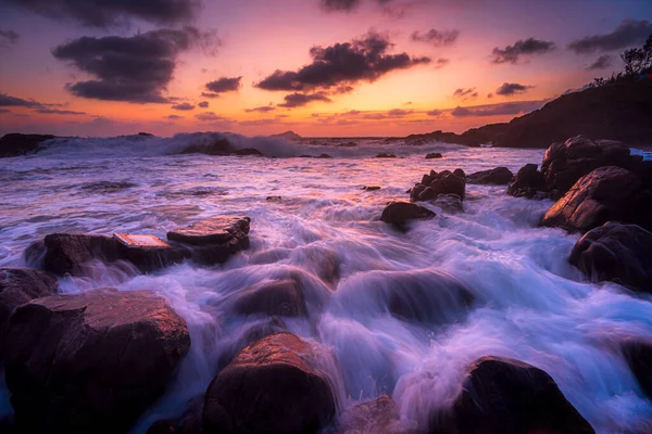 Uma Paisagem Mar Com Longa Exposição Rodeada Por Rochas Durante — Fotografia de Stock