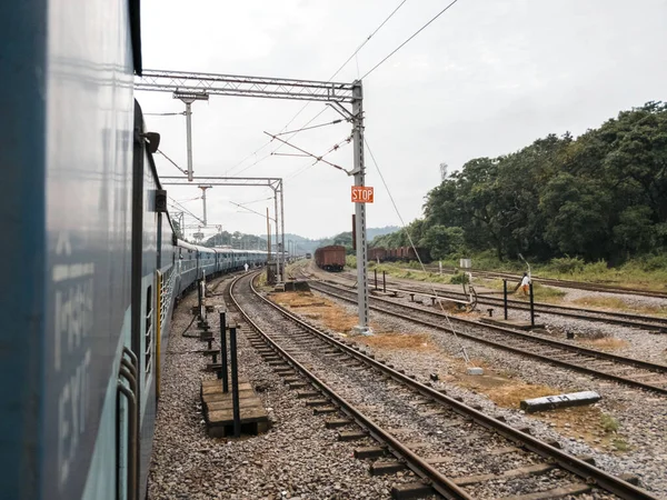 Ein Zug Der Einem Bahnhof Auf Einem Eisenbahnhintergrund Vorbeifährt — Stockfoto