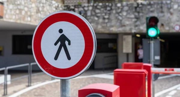 Een Close Van Een Rond Verkeersbord Met Verkeerslichten Achtergrond — Stockfoto