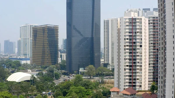 Tiro Aéreo Bela Cidade Moderna Com Edifícios Vegetação — Fotografia de Stock