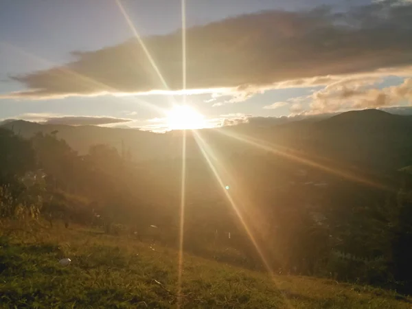 Lumineux Soleil Brille Sur Les Collines — Photo