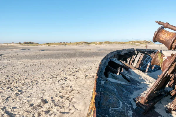 Selektive Fokusaufnahme Eines Schiffswracks Einem Sandstrand Auf Norderney Deutschland — Stockfoto