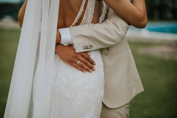 Primo Piano Una Sposa Uno Sposo Che Abbracciano All Aperto — Foto Stock