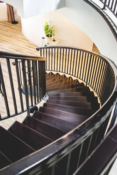 Egy Fekete Fából Készült Lépcső Fekete Korláttal Egy Kétszintes Házban — Stock Fotó